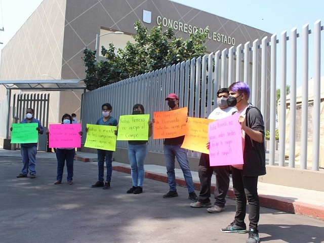 Antorchistas recurren al victimismo y a las amenazas Aprovecharon la comparecencia de dos secretarios para reiterar sus demandas.